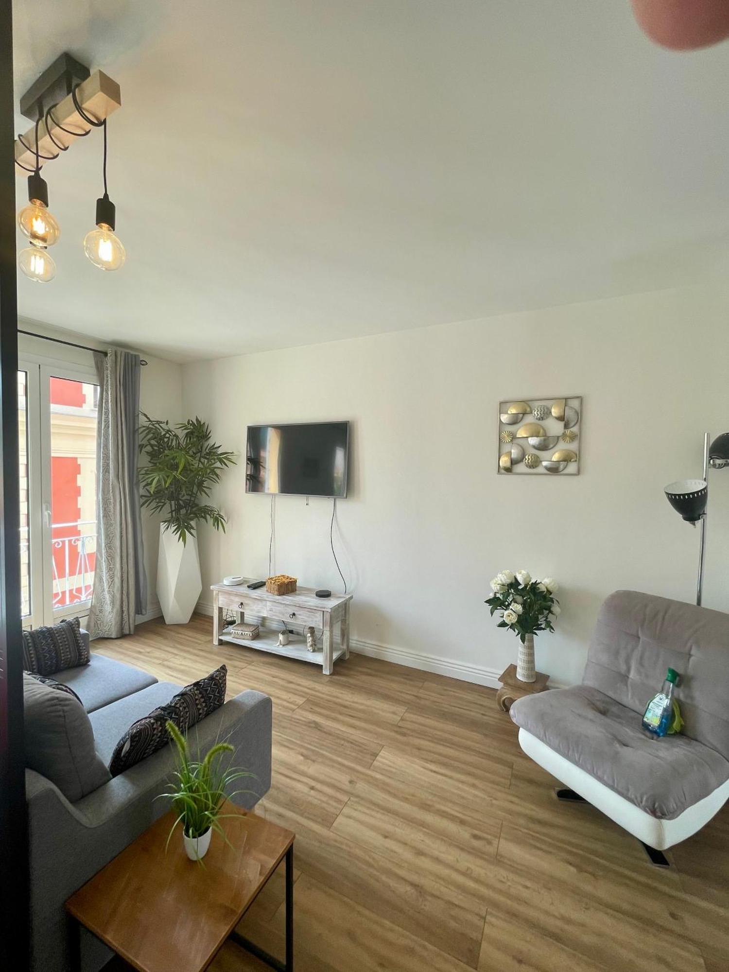 Le Verlaine, Studio En Centre Ville A Deux Minutes Des Plages Menton Luaran gambar